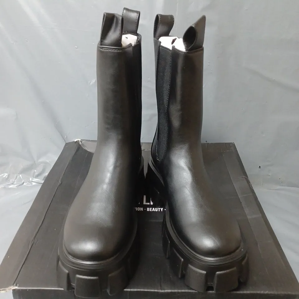 BOXED PAIR OF PRETTYLITTLETHING WIDE FIT EXTREME CHUNKY SOLE CALF HIGH CHELSEA BOOTS IN BLACK - SIZE 3
