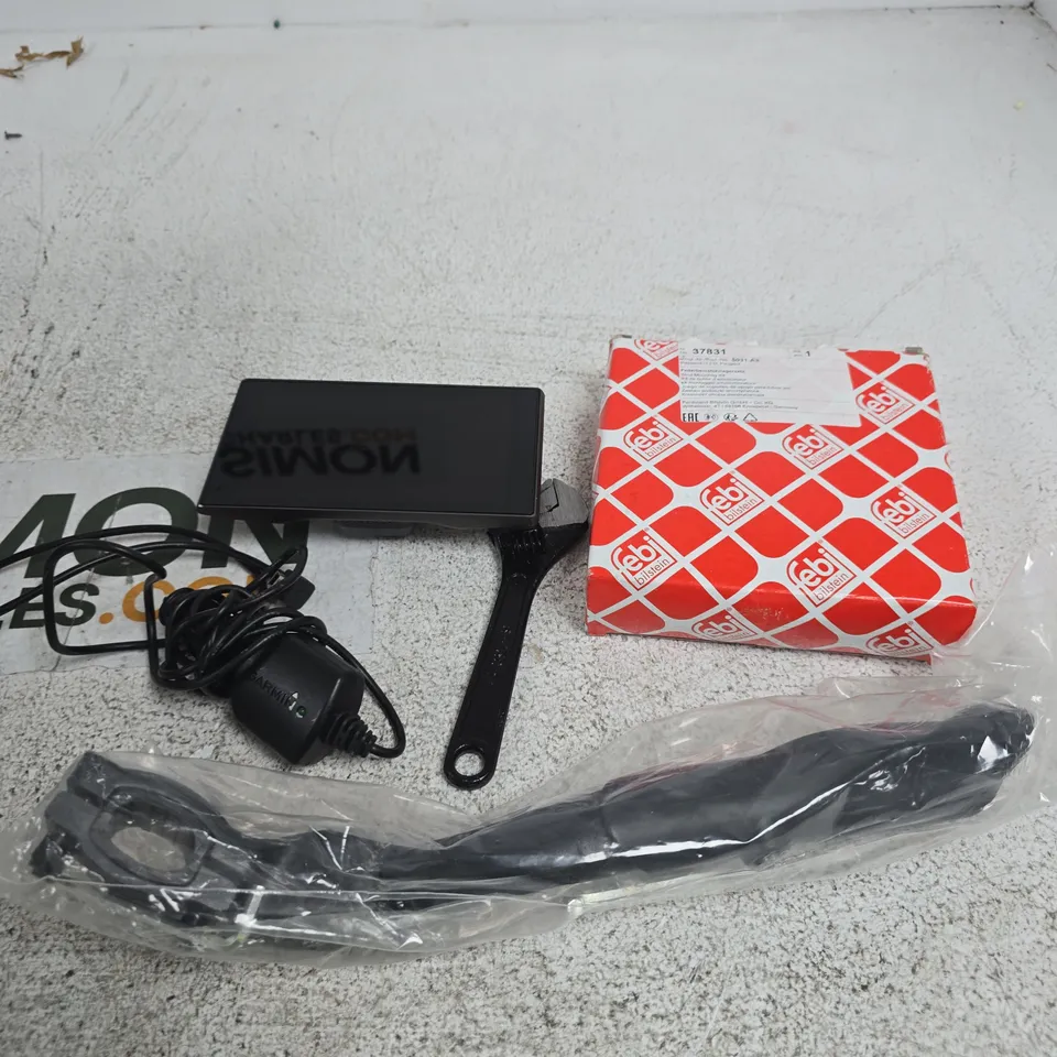 APPROXIMATELY 10 ASSORTED VEHICLE PARTS/ACCESSORIES TO INCLUDE SAT NAV, MOUNTING KIT, TOOLS ETC