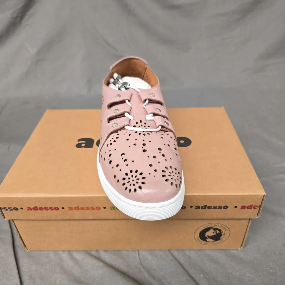 BOXED PAIR OF ADESSO FLORAL HOLE PUNCH TRAINERS - 6.5