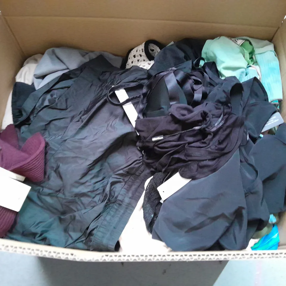 LARGE QUANTITY OF ASSORTED CLOTHING ITEMS TO INCLUDE SLAZENGER, MNG AND VIVERE