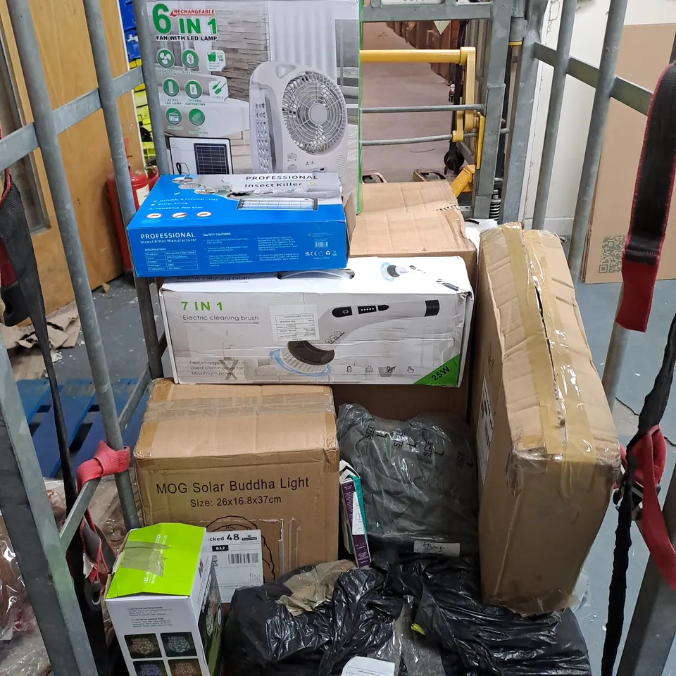 CAGE OF APPROXIMATELY 10 ASSORTED HOUSEHOLD ITEMS TO INCLUDE  - MOSAIC TABLE LAMP - HANDBAG AND WIRELESS FAN - COLLECTION ONLY