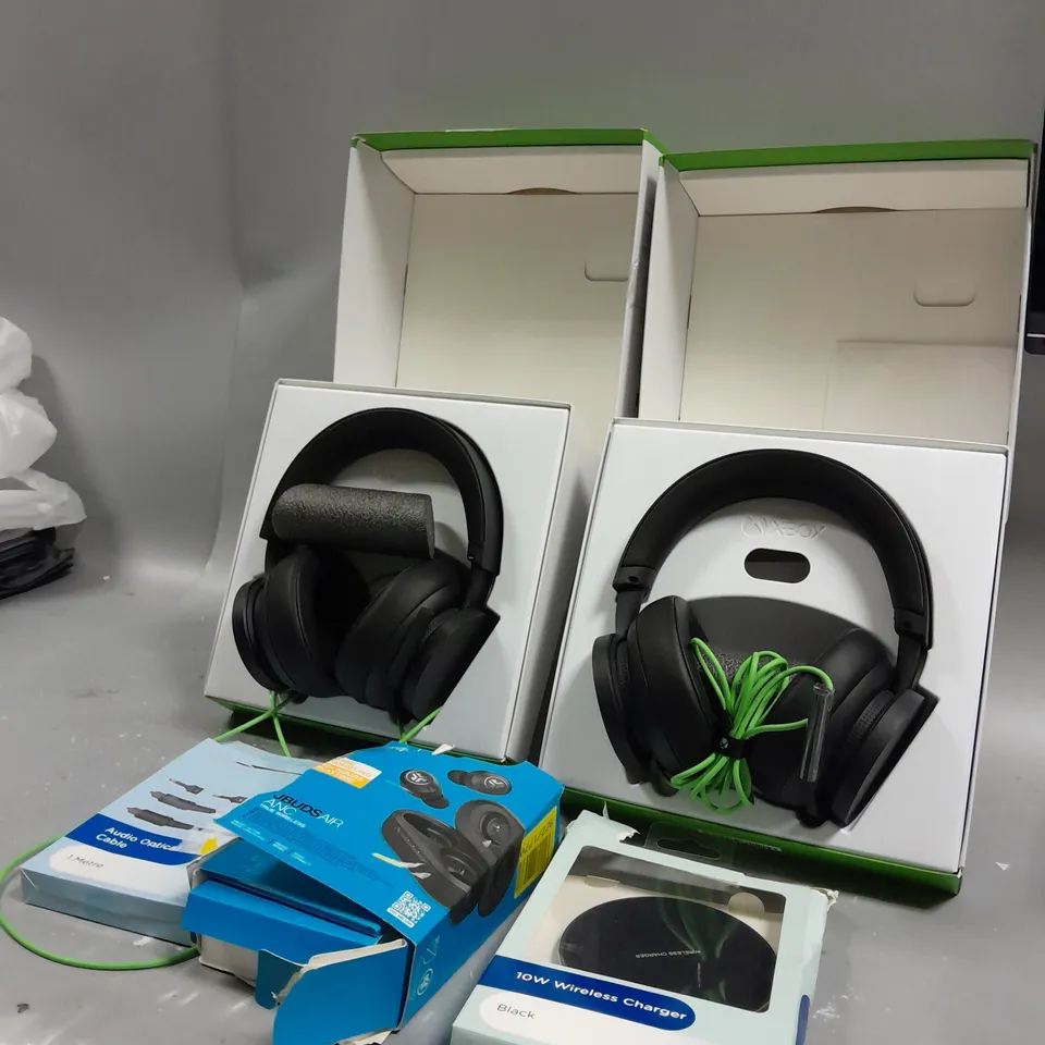 LOT OF FIVE ASSORTED ITEMS TO INCLUDE TWO XBOX STEREO HEADSET SERIES X/S , WIRELESS CHARGER ,ETC