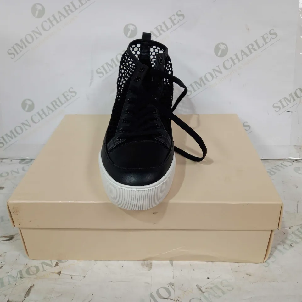 BOXED PAIR OF HOGL LEATHER SHOES W. MESH IN BLACK UK SIZE 6