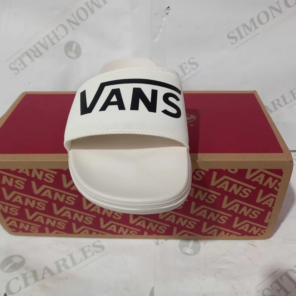BOXED PAIR OF VANS OFF THE WALL SLIDERS IN CREAM UK SIZE 5.5