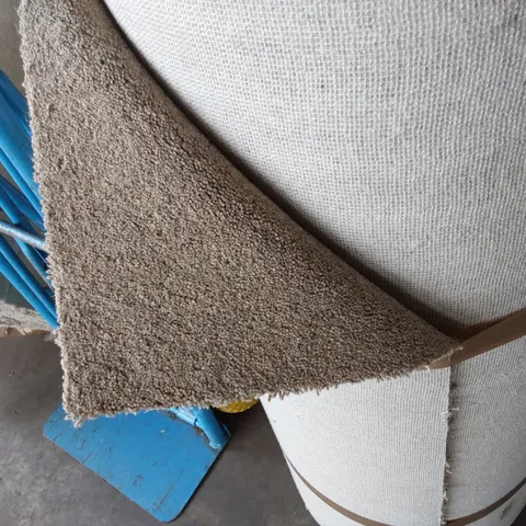 ROLL OF QUALITY CARPET // SIZE: APPROX 1m WIDTH X UNSPECIFIED LENGTH