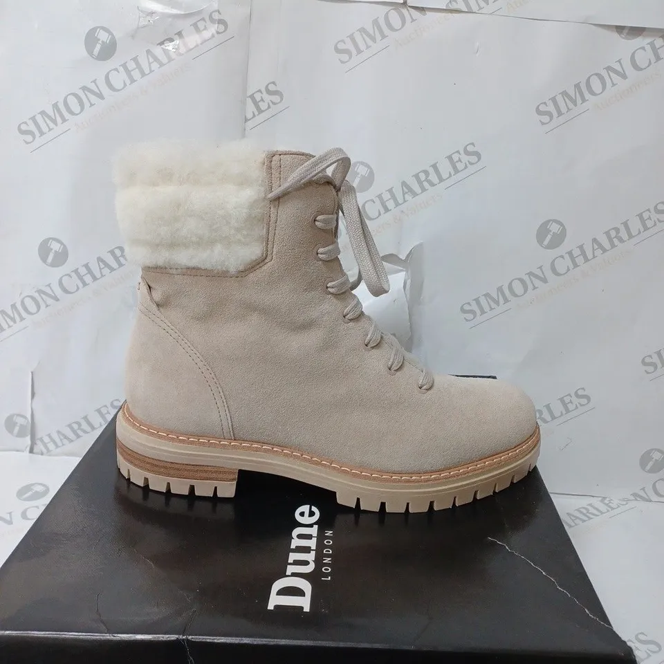 BOXED PAIR OF DUNE LONDON NATURAL-SUEDE SIZE 7 LACEUP BOOT