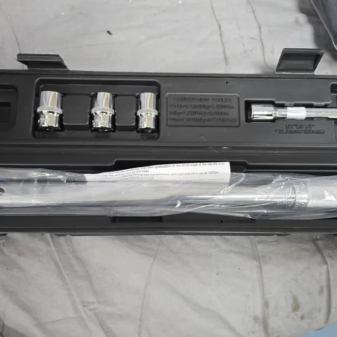 SOCKET SET IN BLACK PLASTIC CASE WITH RATCHET HANDLE – METRIC SIZES 