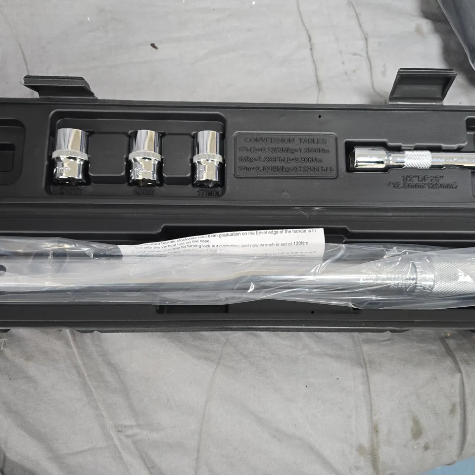SOCKET SET IN BLACK PLASTIC CASE WITH RATCHET HANDLE – METRIC SIZES 