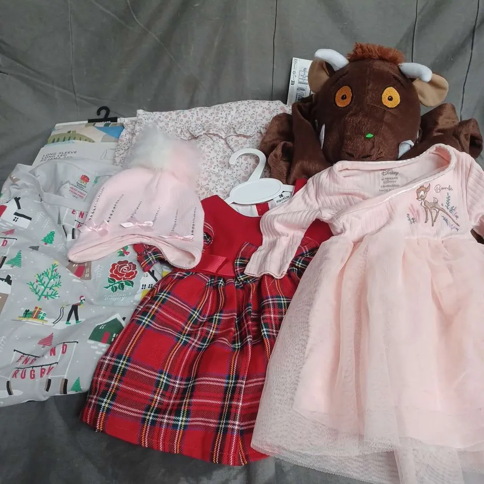 BOX OF APPROXIMATELY 30 ASSORTED KIDS CLOTHING ITEMS TO INCUDE - PYJAMAS, DRESSES, GRUFFALO COSTUME, ETC