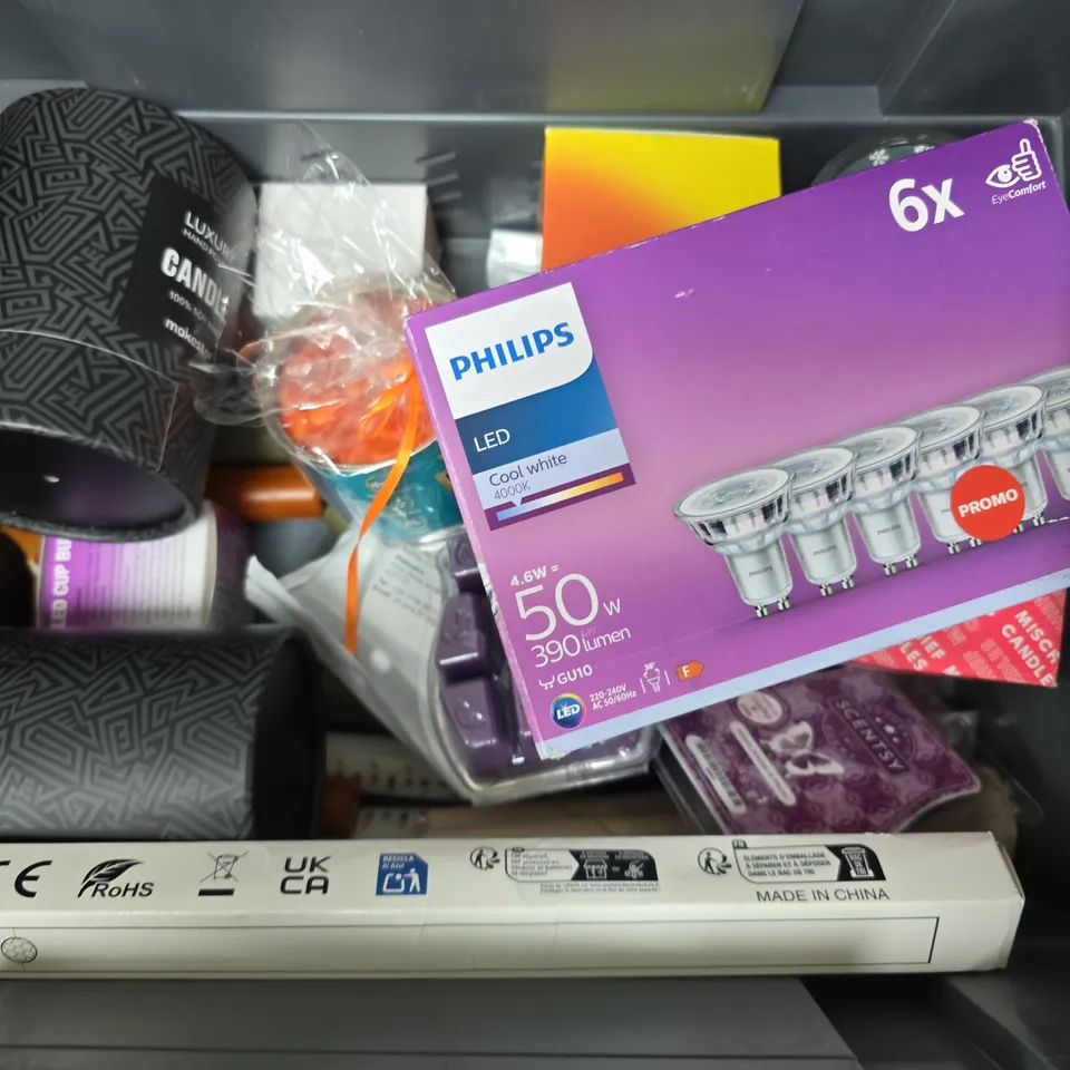 APPROXIMATELY 15 ASSORTED HOUSEHOLD ITEMS TO INCLUDE SCENTED CANDLES, BULBS, WAX MELTS, ETC - COLLECTION ONLY