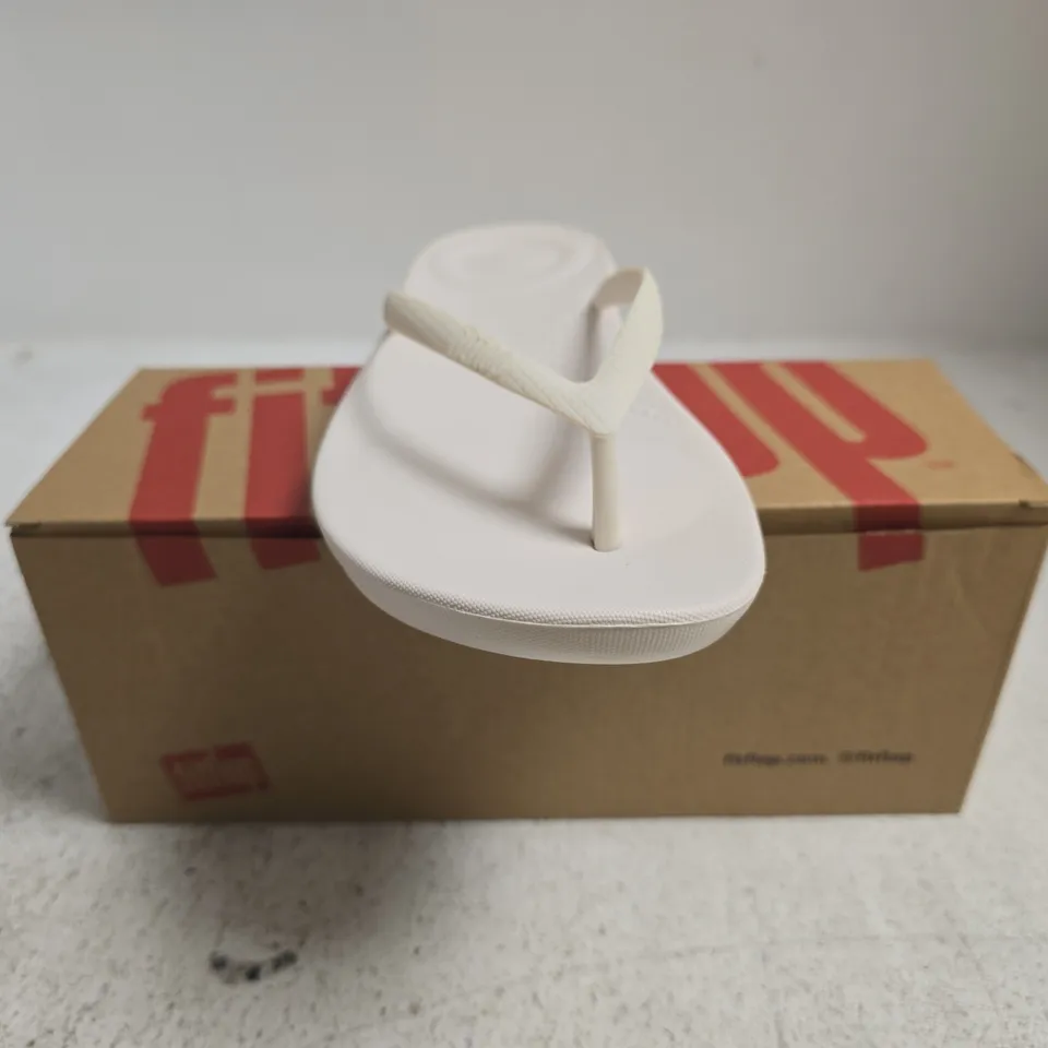 BOXED PAIR OF FITFLOP IQUSHION ERGONOMIC FLIP-FLOPS IN WHITE SIZE UK 6