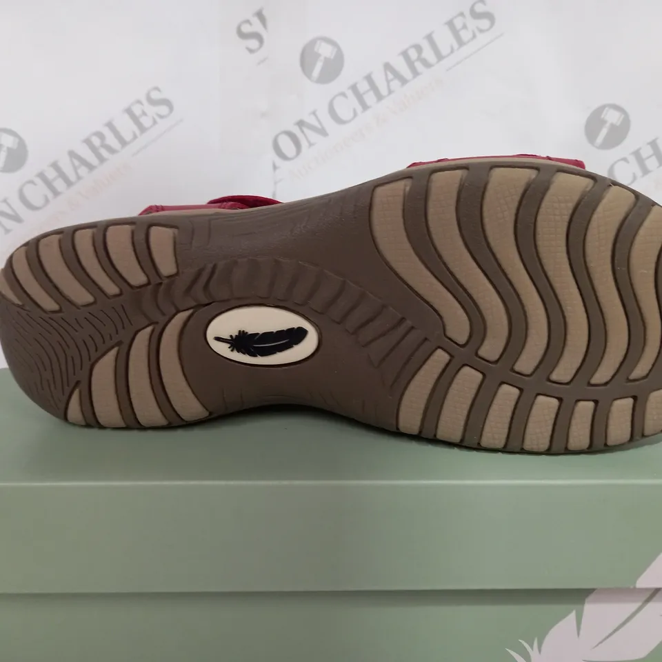 BOXED FREE SPIRIT MALIBU HIGH FLAT SANDLAS WITH OPEN TOE - SIZE 6