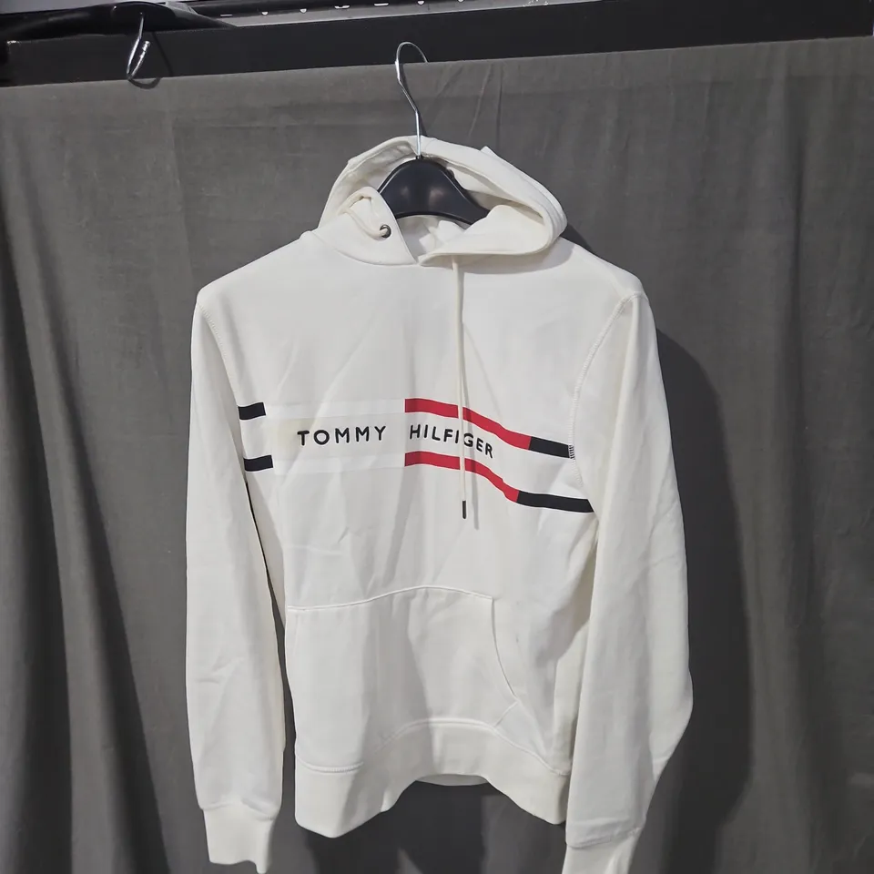 TOMMY HILFIGER WHITE HOODIE – ORGANIC COTTON BLEND, SIZE M - SMALL STAIN ON BACK 