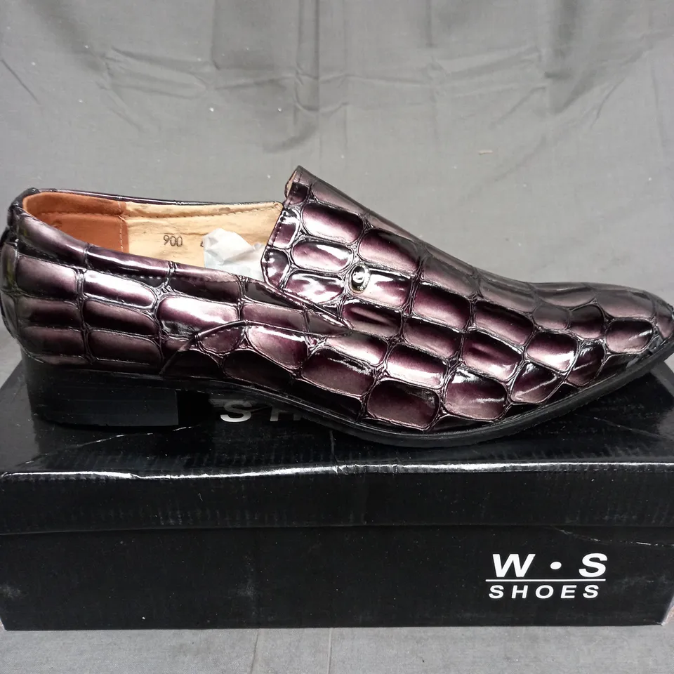 BOX OF APPROXIMATELY 10 ASSORTED PAIRS OF SHOES TO INCLUDE LOW BLACK TRAINERS, FORMAL SHOES, OPEN TOE SANDALS ETC