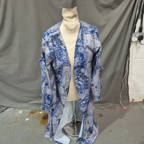 BLUE & WHITE MARBLE PRINT SATIN ROBE / DRESSING GOWN, SIZE M (WOMEN'S)