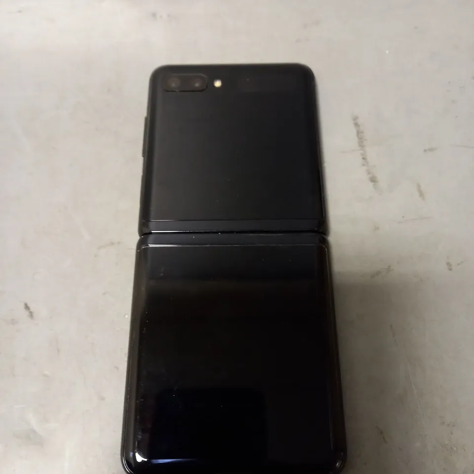 SAMSUNG GALAXY Z FLIP in black