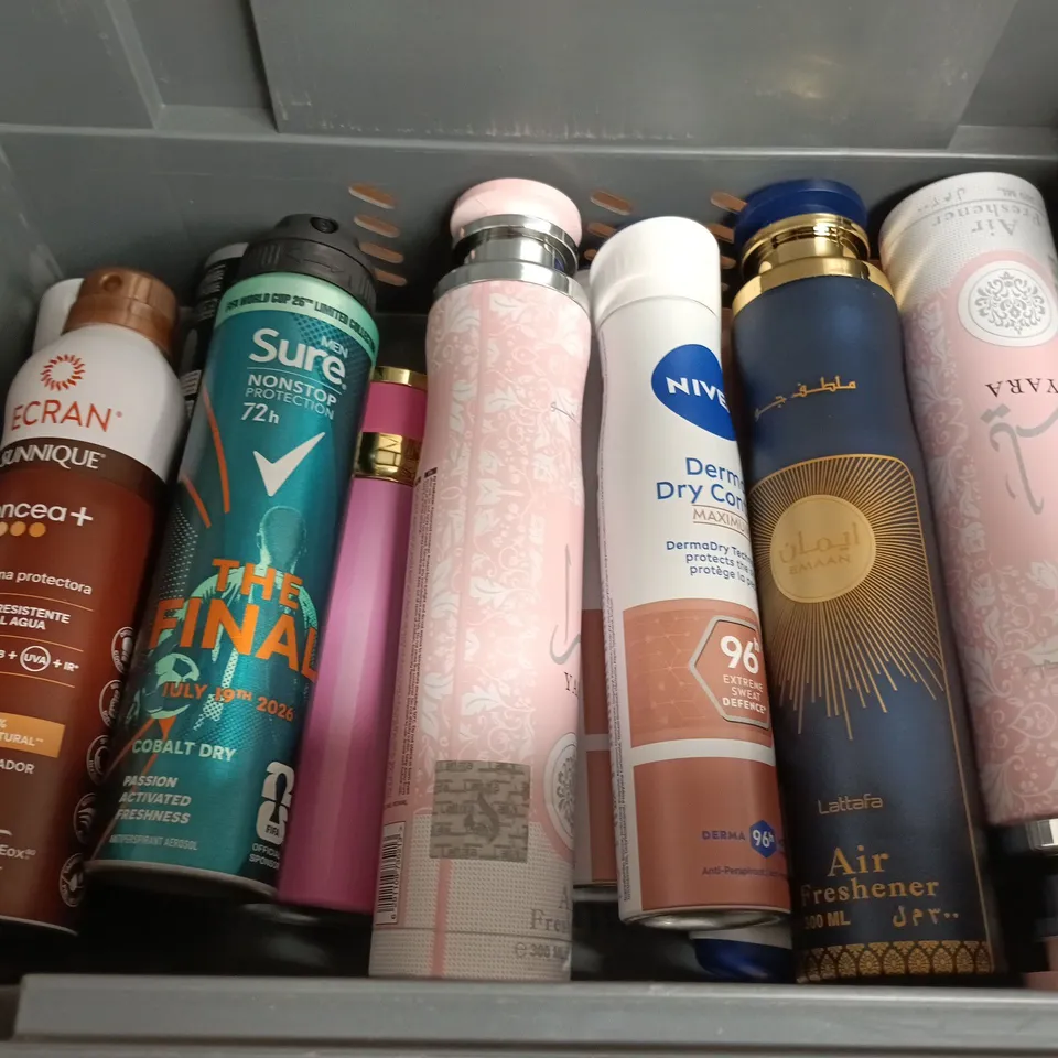 APPROXIMATELY 15 ASSORTED AEROSOLS TO INCLUDE SURE MEN, NIVEA AND AIR FRESHNER