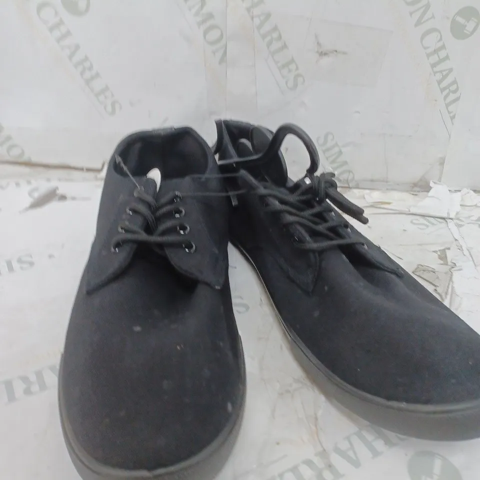 BOX OF APPROXIMATELY 6 LOW BLACK PUMP SHOES 