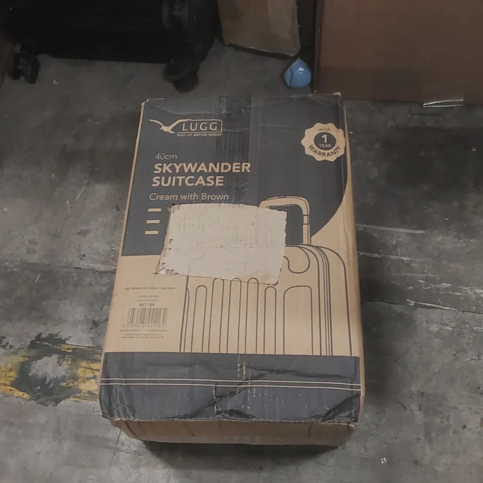 BOXED LUGG SKYWANDER SUITCASE
