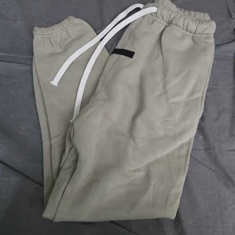 FEAR OF GOD ESSENTIALS SWEATPANTS – KHAKI, MEN’S MEDIUM