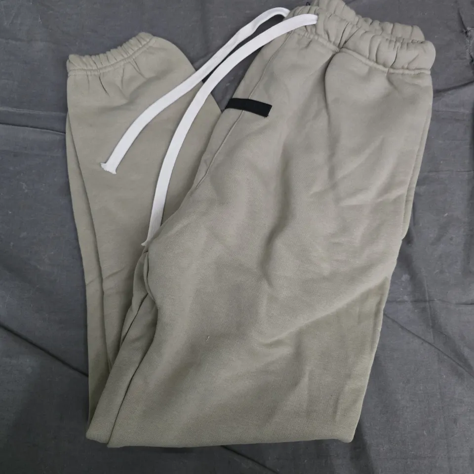 FEAR OF GOD ESSENTIALS SWEATPANTS – KHAKI, MEN’S MEDIUM