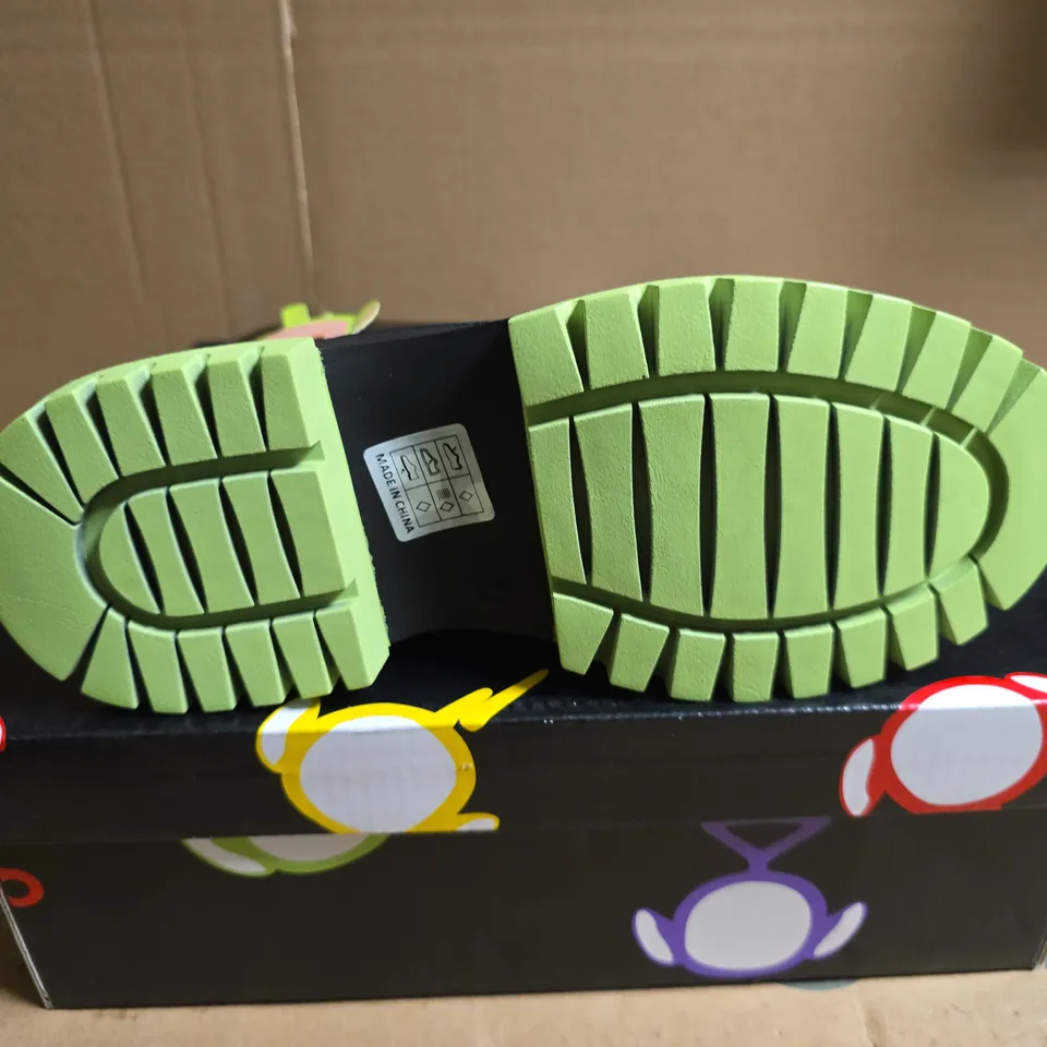 BOXED PAIR OF KOI TUBBYTRONIC KIDZ DIPSY HEAD BOOTS - UK SIZE 3