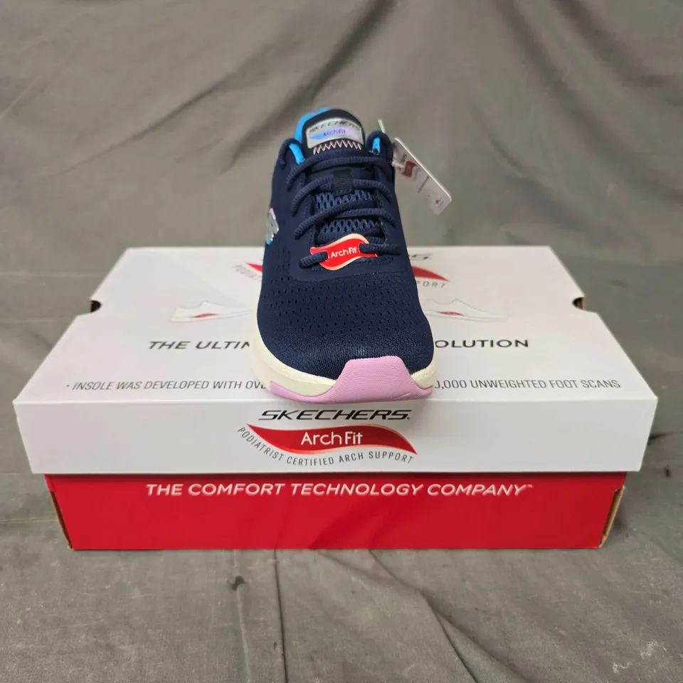 BOXED PAIR OF SKECHERS ARCH FIT TRAINERS - 6