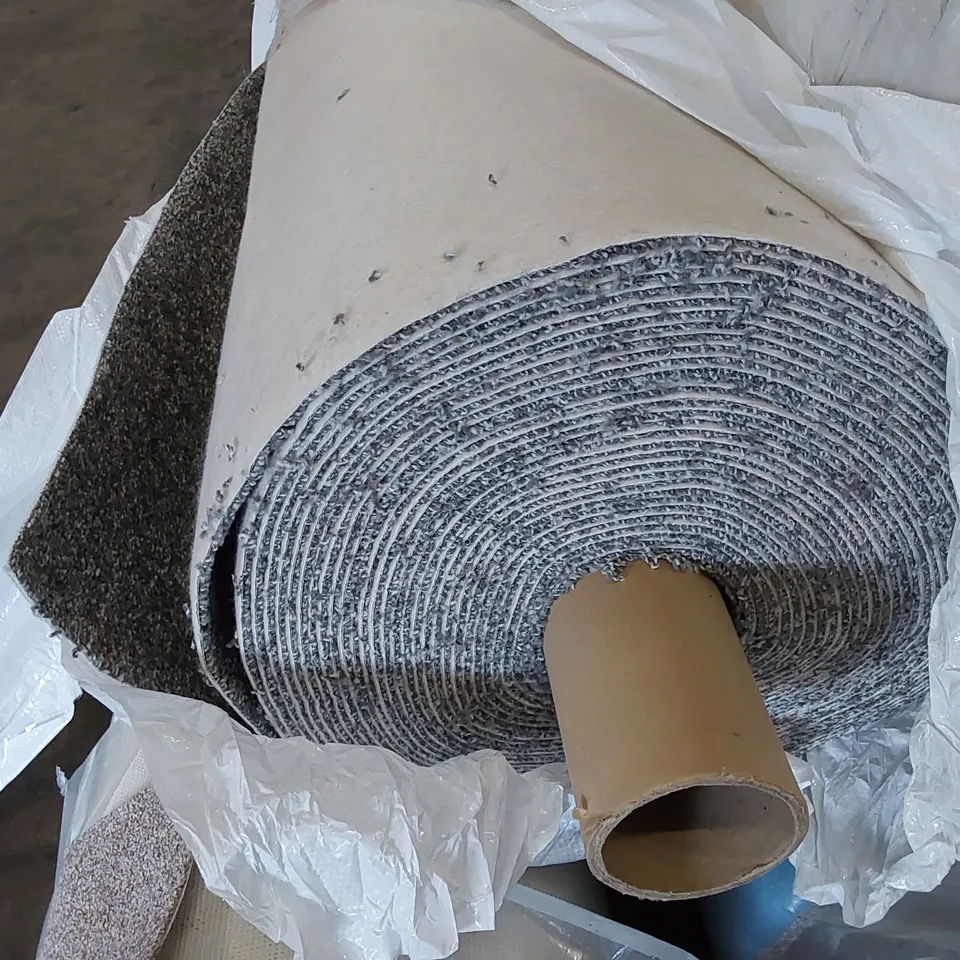 ROLL OF QUALITY ATLANTA CARPET // APPROX SIZE: 31.2 X 4m