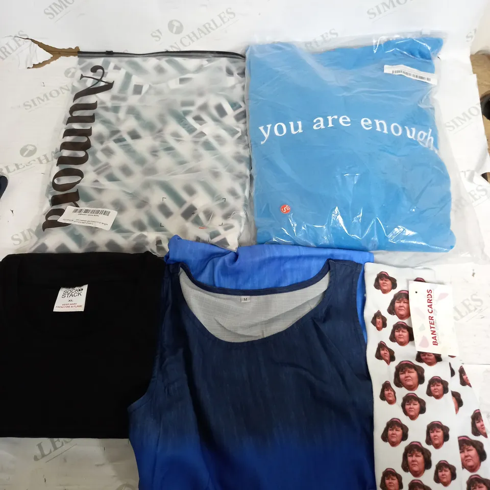 BOX OF APPROXIMATELY 22 ASSORTED CLOTHING ITEMS TO INCLUDE - SOCKS , T-SHIRT, JUMPER ETC