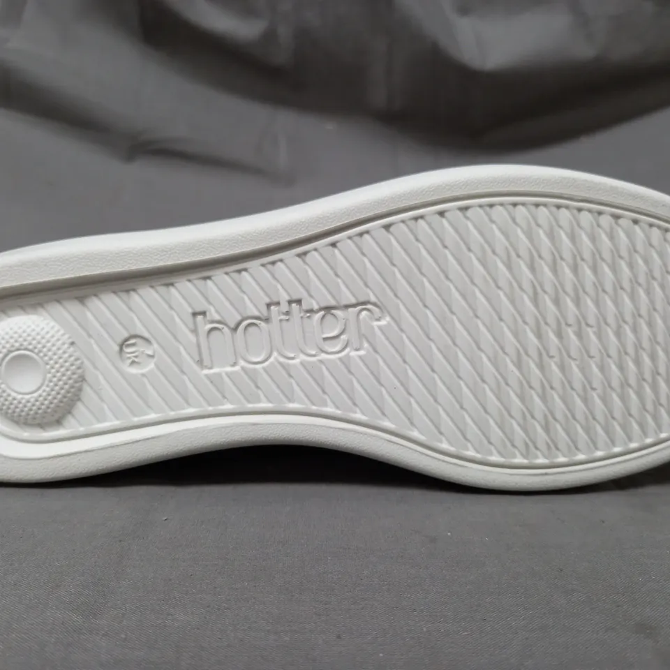 BOXED PAIR OF HOTTER CHASE II WIDE SHOES IN METALLIC SILVER UK SIZE 7