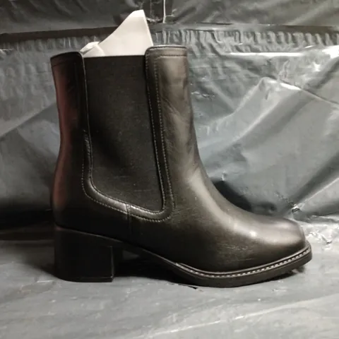 BOXED PAIR OF SIMPLY BE LOW BLOCK HEEL ANKLE BOOTS IN BLACK SIZE UK 8