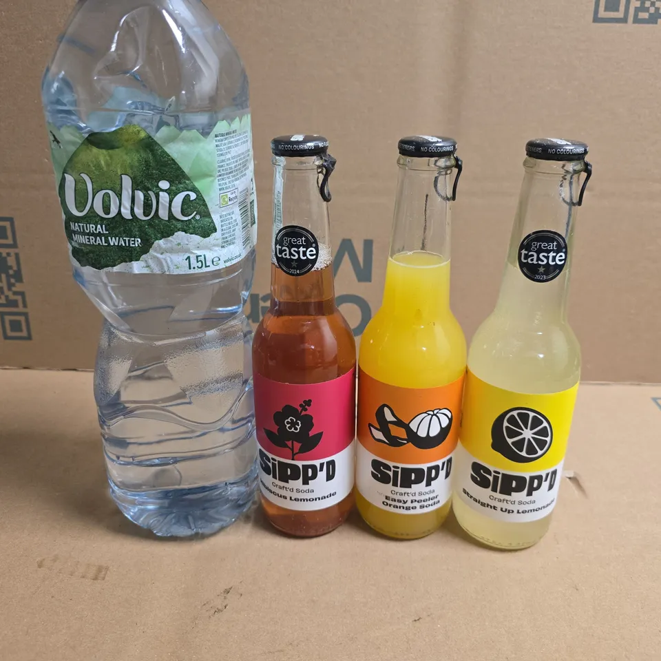 APPROXIMATELY 5 ASSORTED FOOD ITEMS TO INCLUDE VOLVIC WATER AND ASSORTED SIPP'D DRINKS 