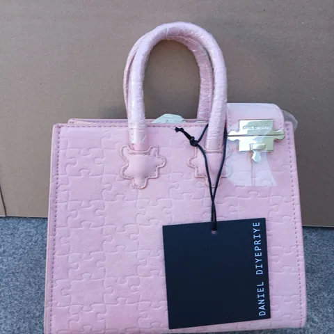 APPROXIMATELY 10 DANIEL DIYEPRIVE QUILTED HANDBAG WITH PUZZLE-PIECE PATTERN - TAG ATTACHED