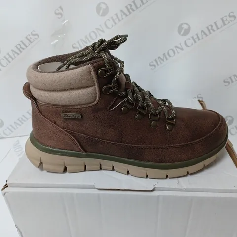 PAIR OF SKECHERS SYNERGY WARM BOOTS IN BROWN SIZE 5