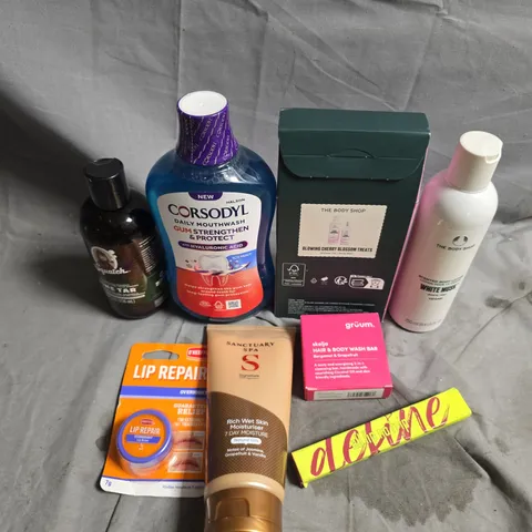 APPROXIMATELY 15 ASSORTED HEALTH & BEAUTY PRODUCTS TO INCLUDE CORSODYL MOUTHWASH, LIP REPAIR, SCENTED BODY LOTION ETC 
