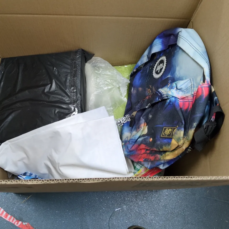 LOT OF APPROXIMATELY 20 ASSORTED HOME FABRIC ITEMS TO INCLUDE COUCH COVERS, TEA TOWELS AND FITTED SHEET