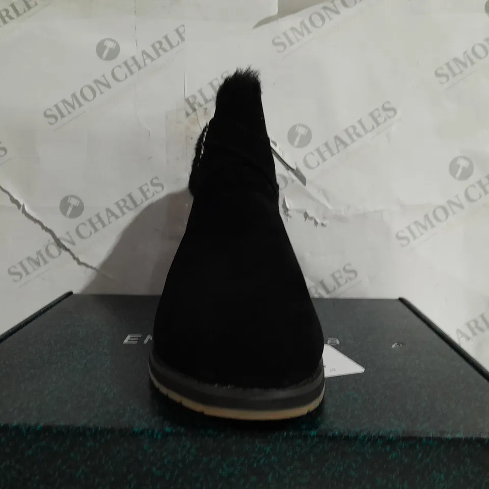 BOXED PAIR OF EMU AUSTRALIA FAUX SUEDE BOOTS IN BLACK - UK 9