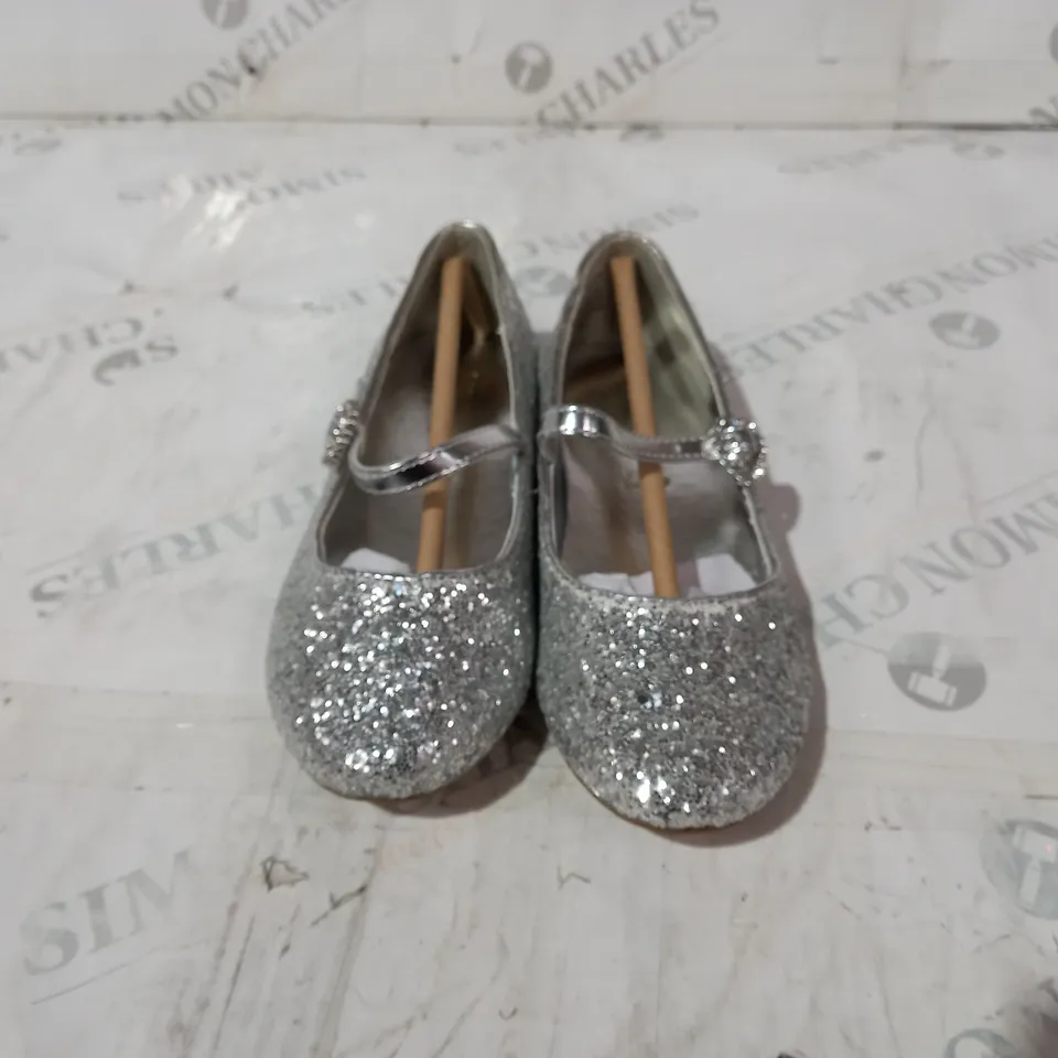 AUGUST SHOES SPARKLEY SILVER SLIPPER SIZE 11