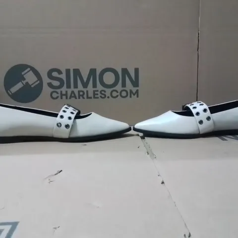 BOXED BRAND NEW APPROXIMATELY 5 SIMPLY BE OSLO EXTRA WIDE SHOES SIZE 6 ECRU