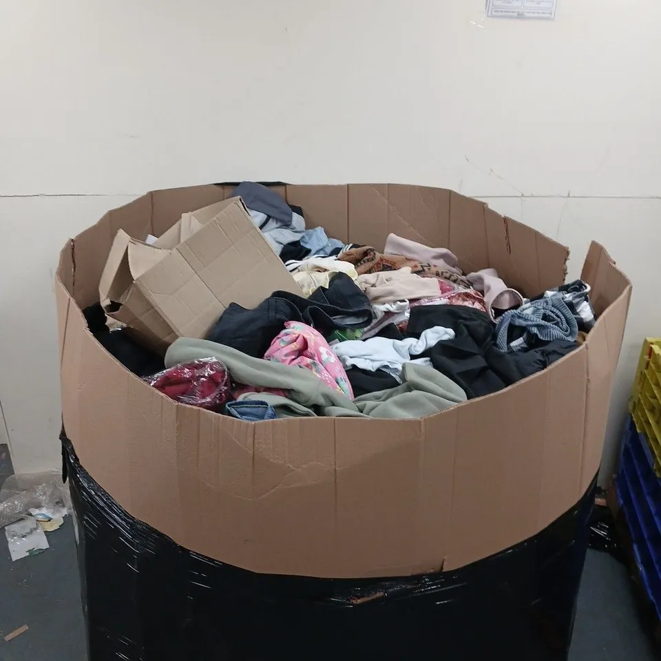 PALLET CONTAINING A LARGE AMOUNT OF ASSORTED ITEMS 