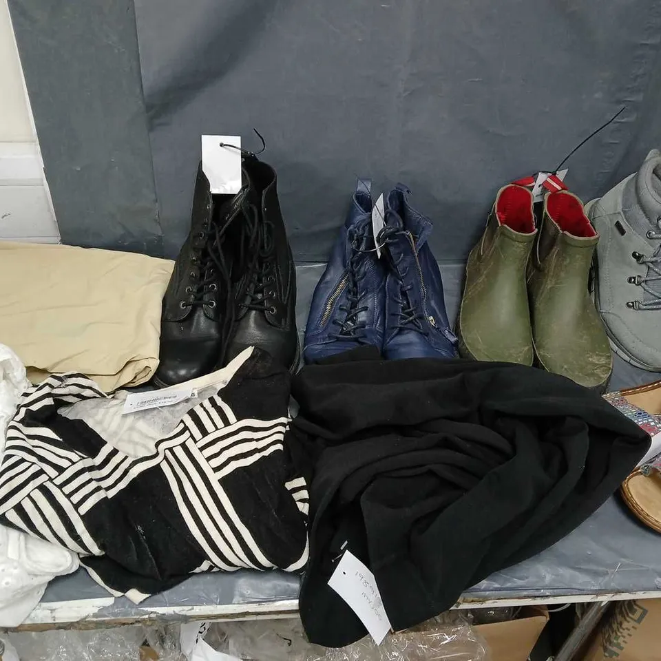 BOX OF APPROXIMATELY 12 ASSORTED ITEMS TO INCLUDE - BOOTS, SANDALS, AND ASSORTED CLOTHING ETC. 