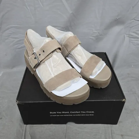 PAIR OF VIONIC ONYX TORRANCE SANDALS - 9