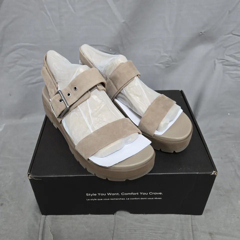 PAIR OF VIONIC ONYX TORRANCE SANDALS - 9