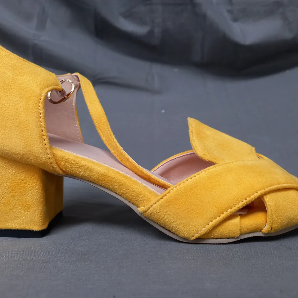 BOXED PAIR OF DESIGNER OPEN TOE BLOCK HEEL SANDALS IN YELLOW EU SIZE 42