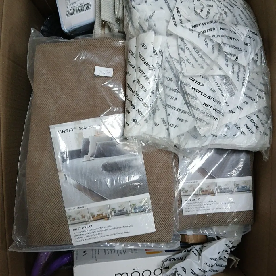 APPROXIMATELY 15 ASSORTED HOUSEHOLD ITEMS TO INCLUDE WATERING CAN, SOFA COVER, MINI DESK FAN ETC