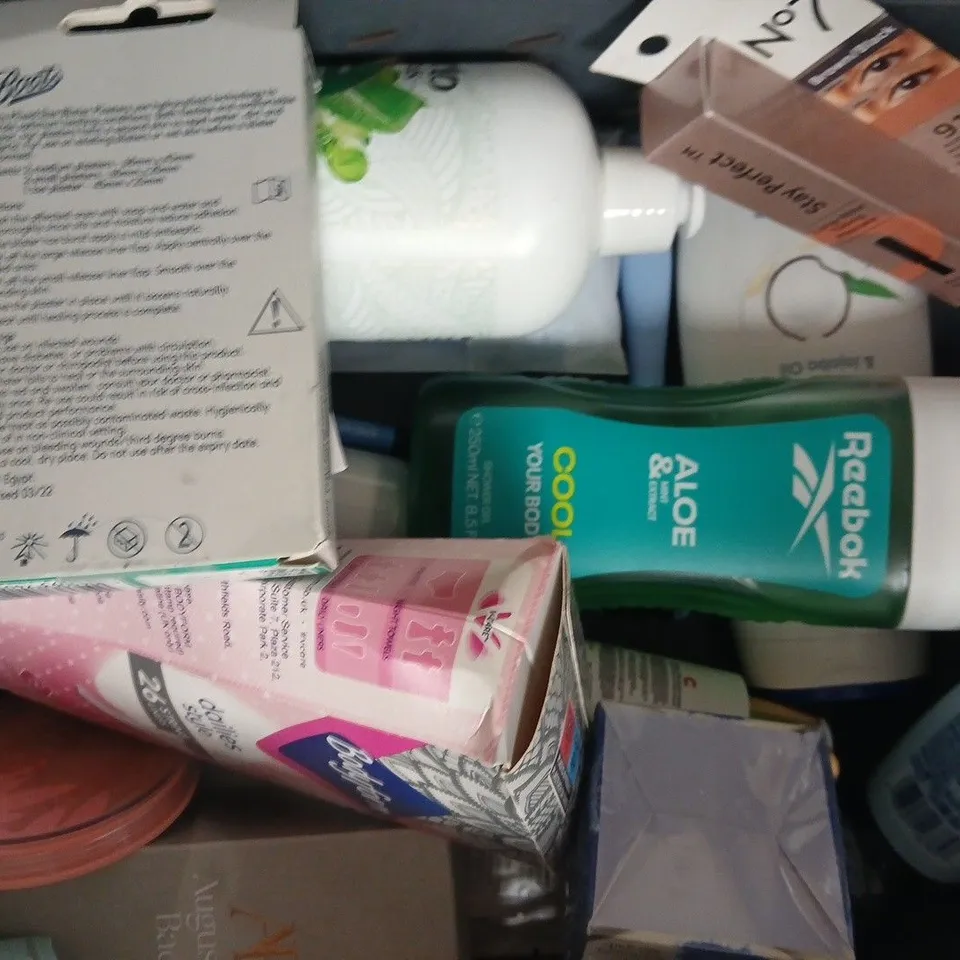 APPROXIMATELY 15 ASSORTED COSMETIC ITEMS INCLUDING VARIOUS MAKES AND BRANDS - COLLECTION ONLY