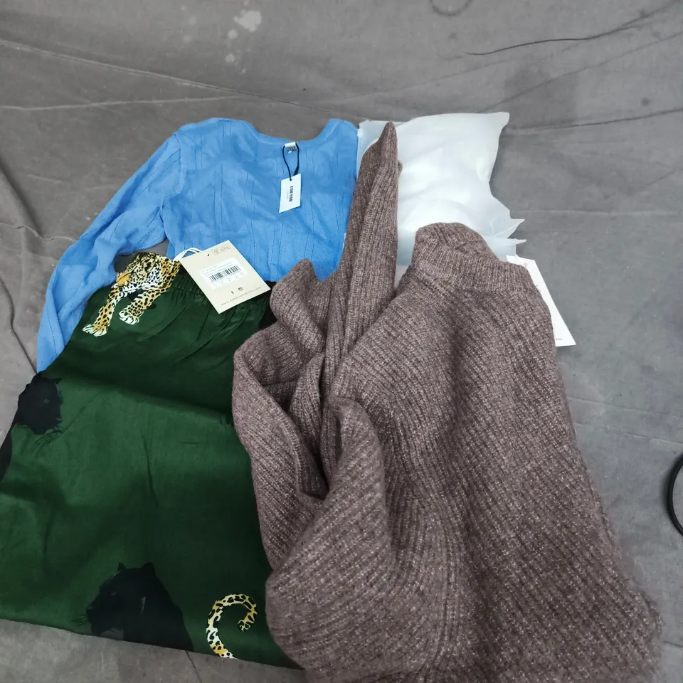 APPROXIMATELY 30 ASSORTED CLOTHING ITEMS IN VARIOUS SIZES, STYLES & COLOURS TO INCLUDE BRANDS SUCH AS M&S, CYBERJAMMIES, COU COU, ETC - COLLECTION ONLY