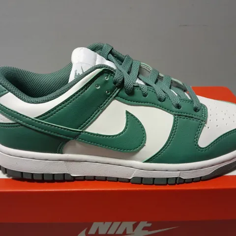 BOXED PAIR OF NIKE WOMENS DUNK LOW NEXT NATURE TRAINERS IN GREEN/WHITE - UK 6