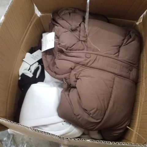 PALLET CONTAINING ASSORTED CLOTHING INCLUDING JEANS, PUFFER JACKET, SWEATPANTS & SHIRTS