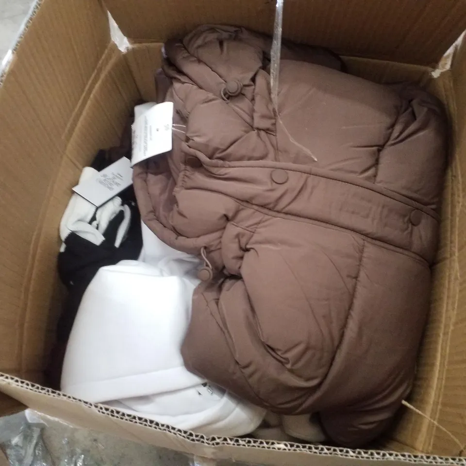 PALLET CONTAINING ASSORTED CLOTHING INCLUDING JEANS, PUFFER JACKET, SWEATPANTS & SHIRTS